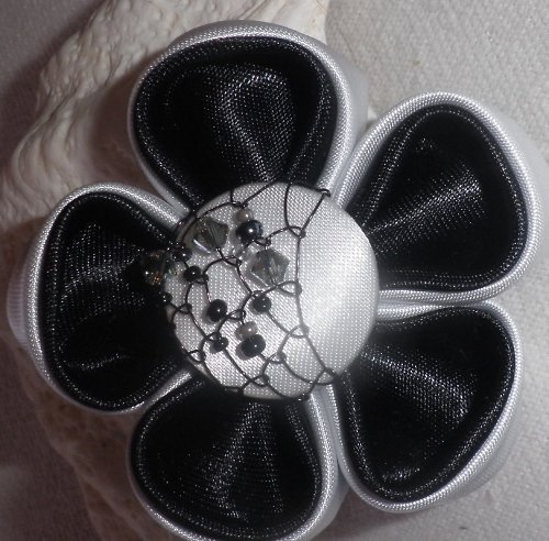Kanzashi brož White and black harmony — foto 2