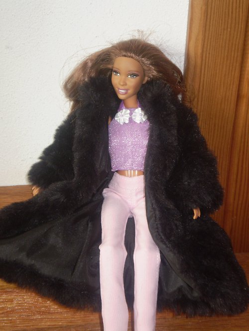 Černý dlouhý kožíšek pro Barbie — foto 2