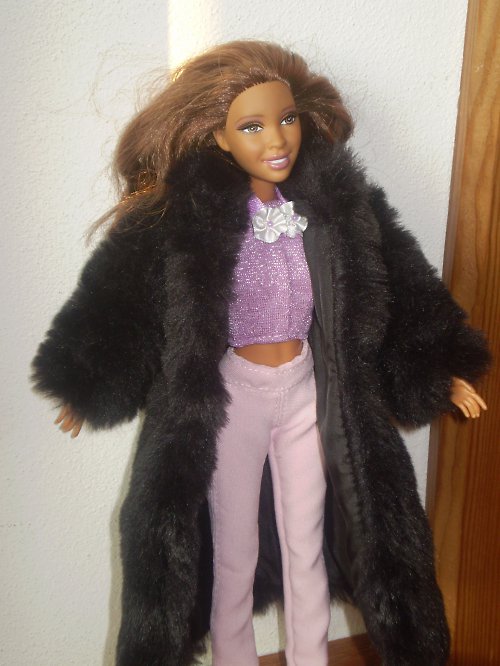 Černý dlouhý kožíšek pro Barbie — foto 3