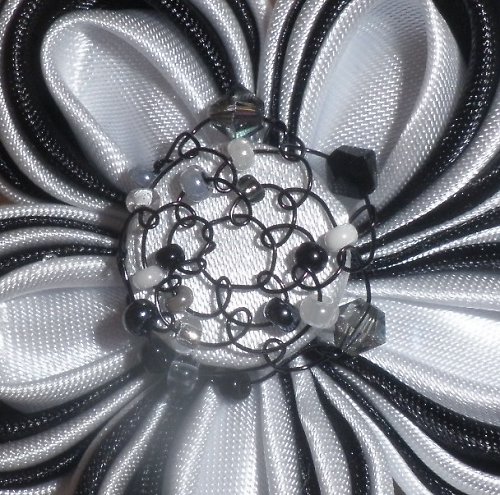 Kanzashi brož Black and white strips — foto 2