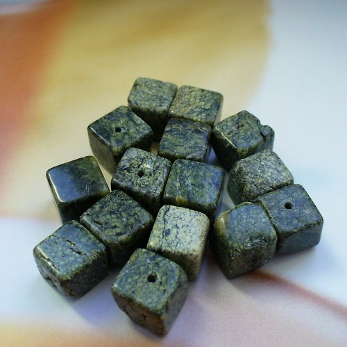 Serpentinit krychle 1cm, 2ks — foto 2
