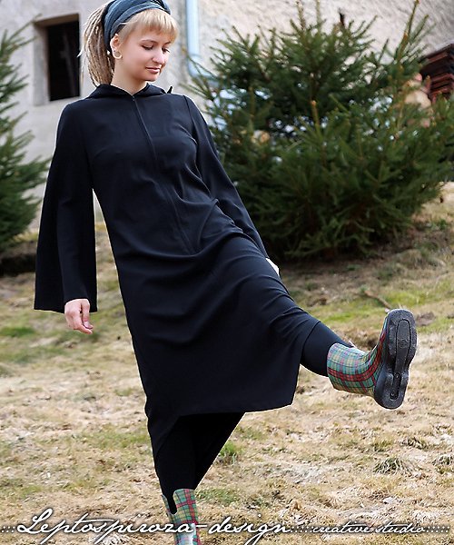 Šaty s kápí — foto 2