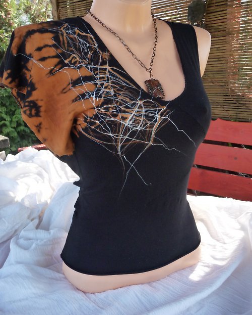 Černý top ,asymetrický — foto 3