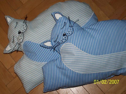 POLŠTÁŘEK - spící kočka :O) — foto 2