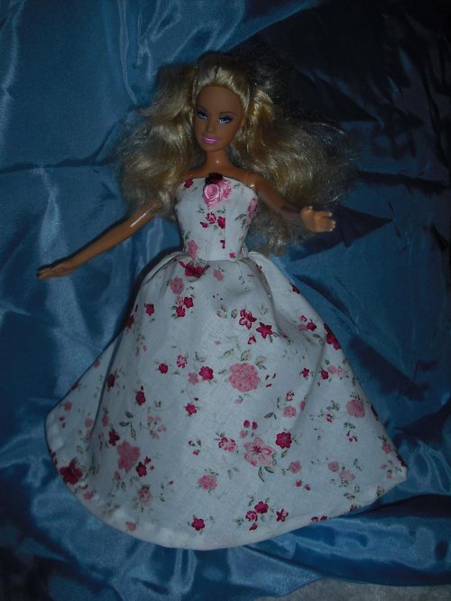 Kytičkové šatičky pro barbie — foto 2