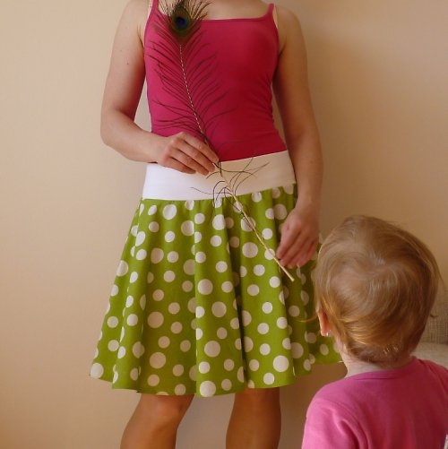 Kolová puntíkatá sukýnka — foto 3
