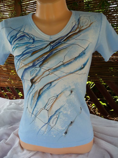 Modré triko s abstraktním motivem (M) — foto 4