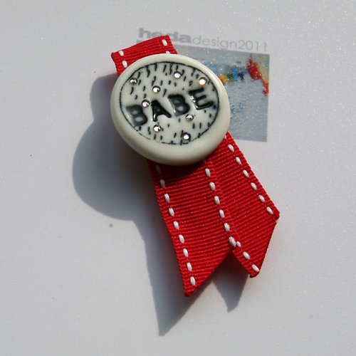 Babe Prize (porcelánová brož) — foto 2