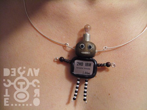 Robot "2HD IBM" jako náhrdelník — foto 2