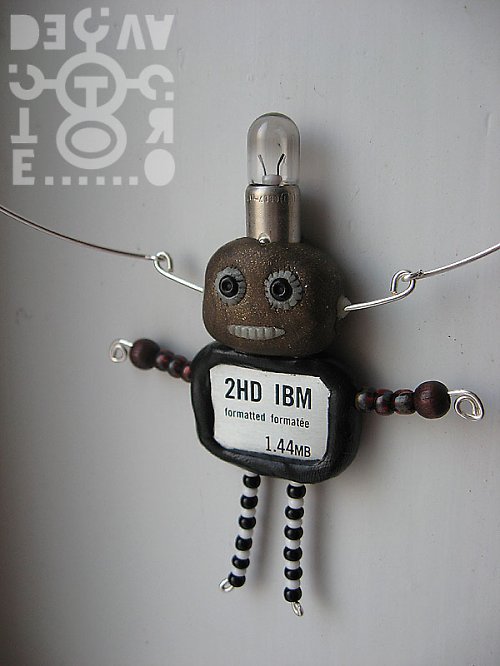 Robot "2HD IBM" jako náhrdelník — foto 3