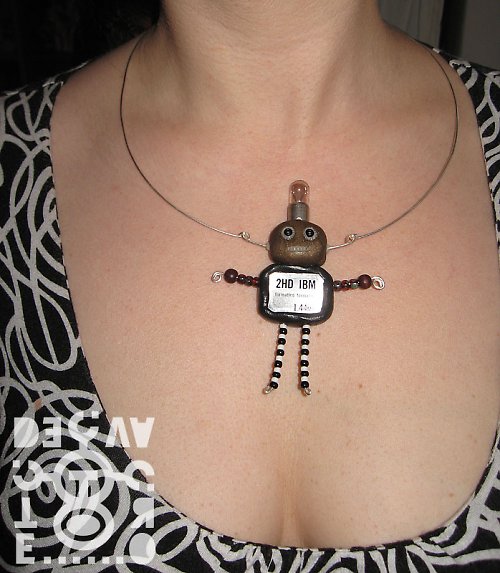Robot "2HD IBM" jako náhrdelník — foto 4