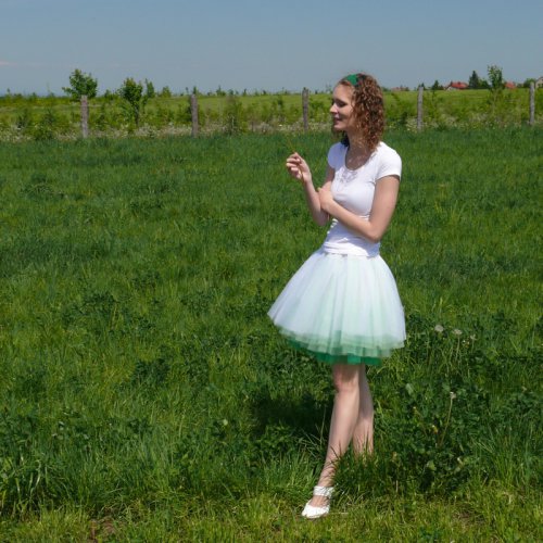 Bílo-zelená tylová sukně — foto 4
