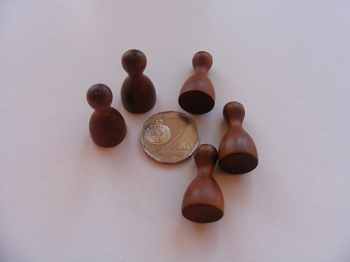 Hnědé dřevěné figurky — foto 2