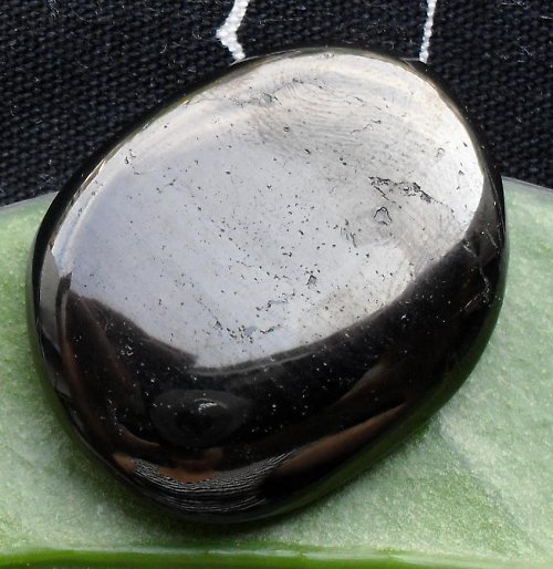 Černý jantar - gagát cca 36x26x8mm — foto 2