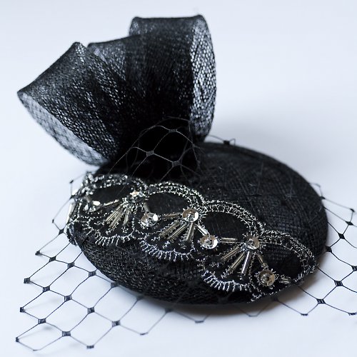 Elegantní koktailový klobouček — foto 2
