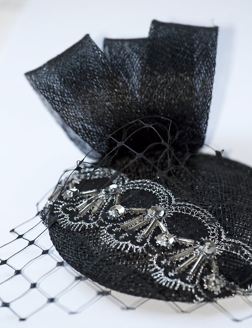 Elegantní koktailový klobouček — foto 3