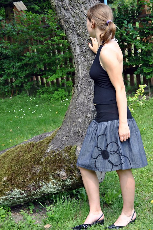 Sukně s květem v černošedých tónech — foto 2