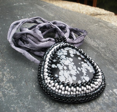 Decentní šedá s obsidiánem — foto 2