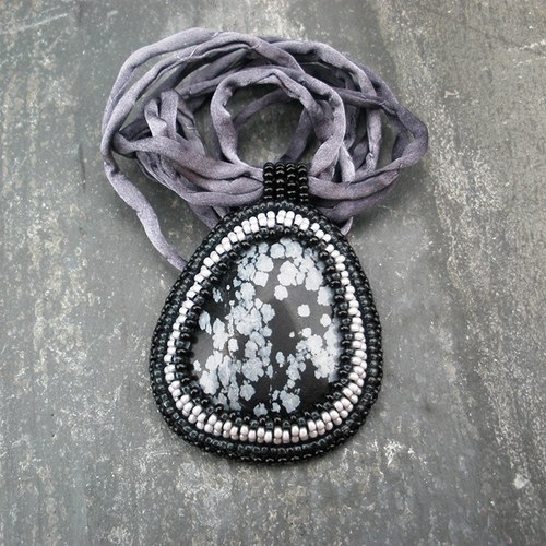 Decentní šedá s obsidiánem — foto 3