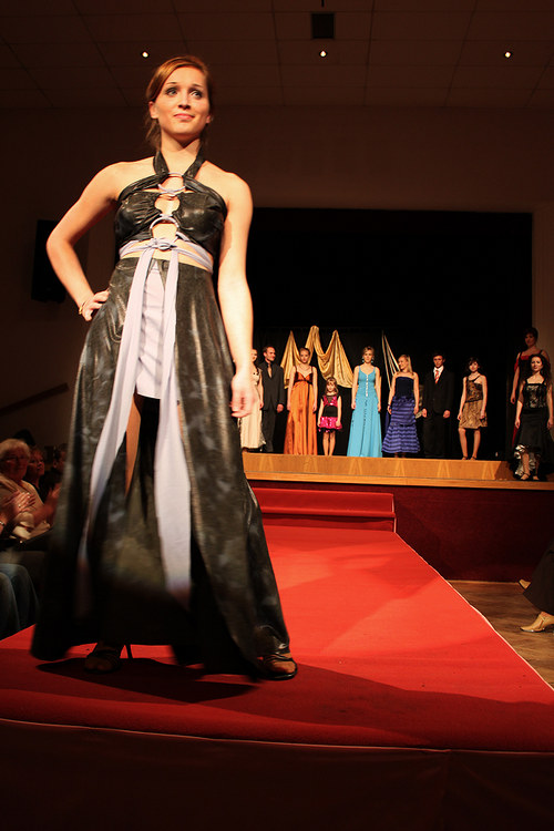 Extravagantní večerní šaty — foto 2