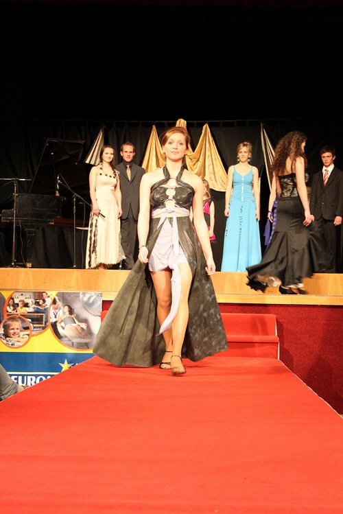 Extravagantní večerní šaty — foto 4