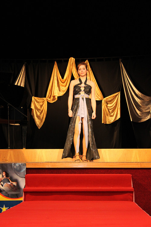 Extravagantní večerní šaty — foto 5