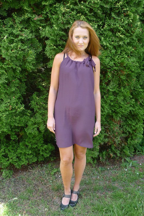 Fialové šaty s vázačkou — foto 2