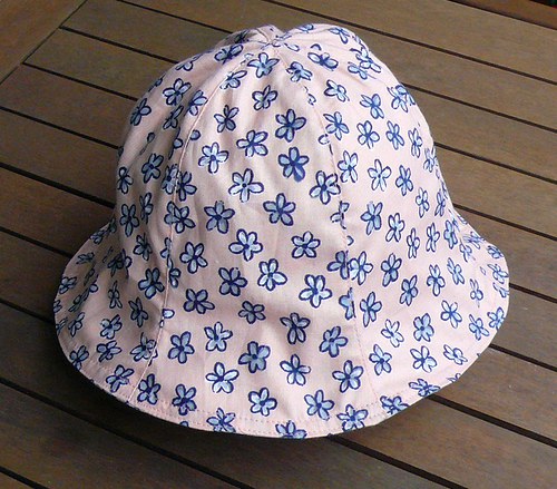 Klobouček Kytičky, vel. 52 cm — foto 2