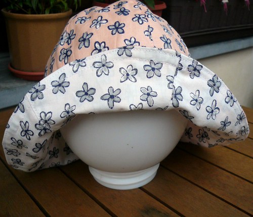 Klobouček Kytičky, vel. 52 cm — foto 3