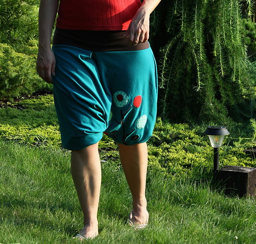 Kalhoty/ sukně s aplikací stromu — foto 3