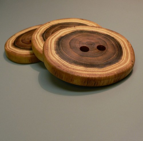 Akátový maxi knoflík — foto 2