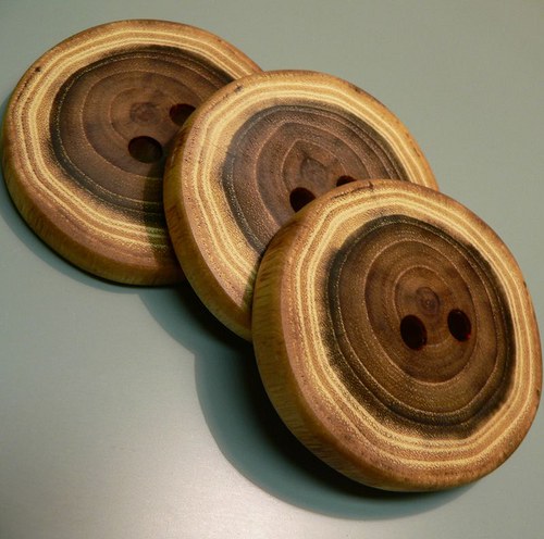 Akátový maxi knoflík — foto 3