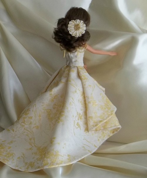 Zlaté šaty pro Barbie — foto 4