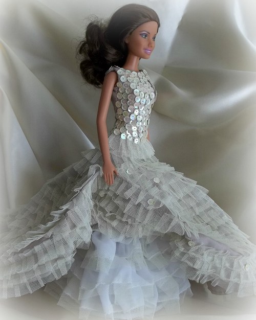 Světle žluté šaty pro Barbie — foto 3