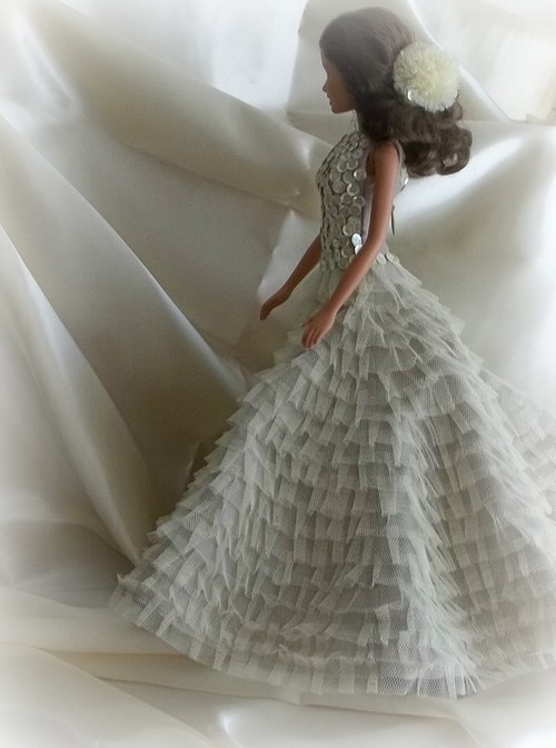 Světle žluté šaty pro Barbie — foto 4