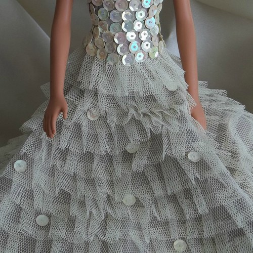 Světle žluté šaty pro Barbie — foto 5