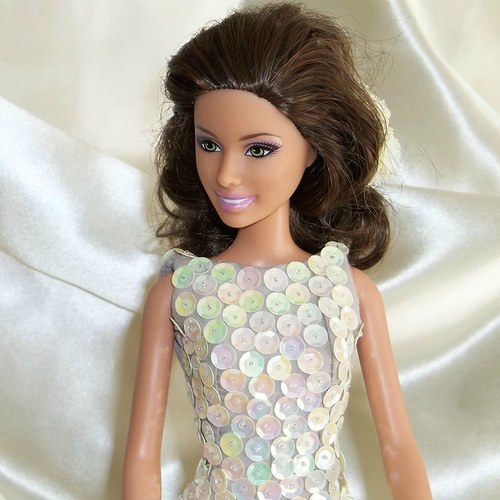 Světle žluté šaty pro Barbie — foto 6