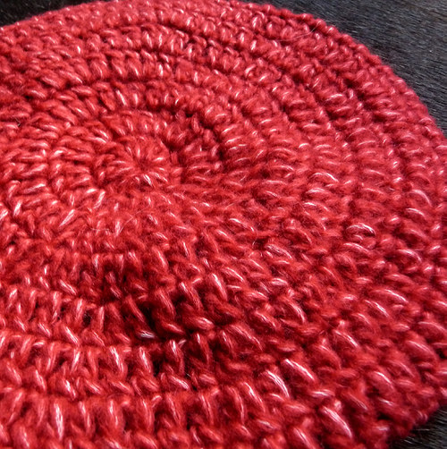 Tmavě cihlový baret — foto 3