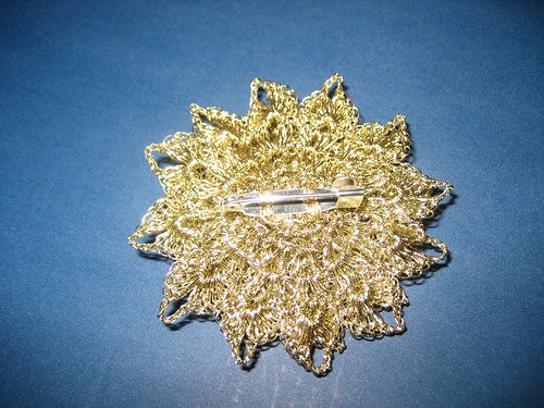 Háčkovaná brož - kytka - zlatá — foto 2