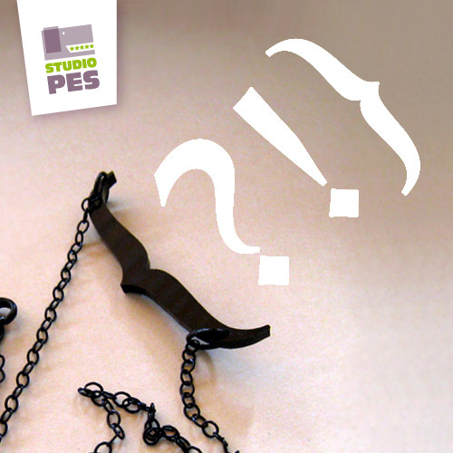 NÁHRDELNÍK typo-mustache 01 — foto 2
