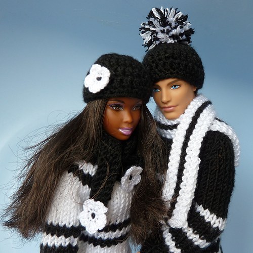 Černá čepice a šála s kytkami pro Barbie — foto 2