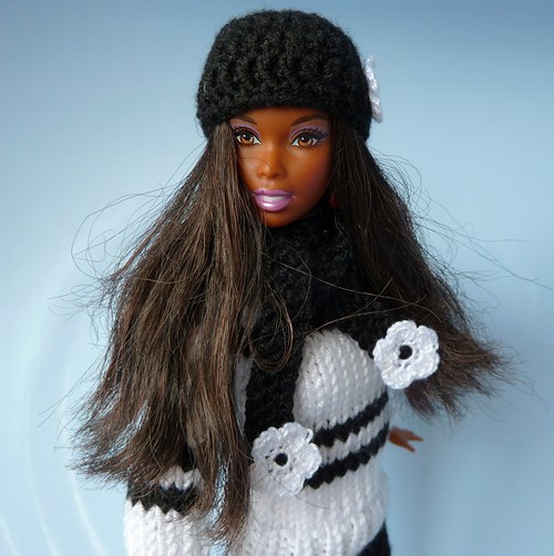 Černá čepice a šála s kytkami pro Barbie — foto 4