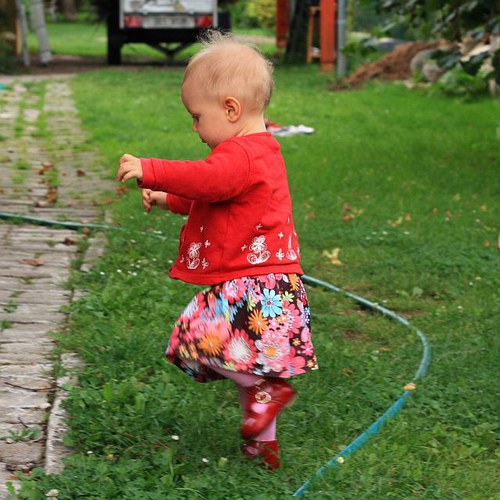 Sukýnka s pestrými květy — foto 4