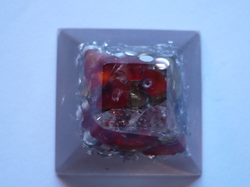 Orgonitová pyramidka s karneoly — foto 2