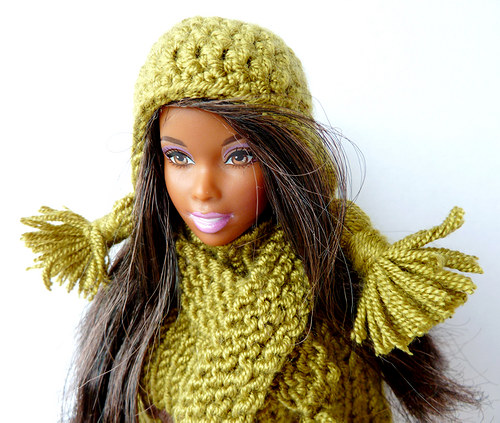 OLIVE ušanka a šála s balbulkami pro Barbie — foto 2