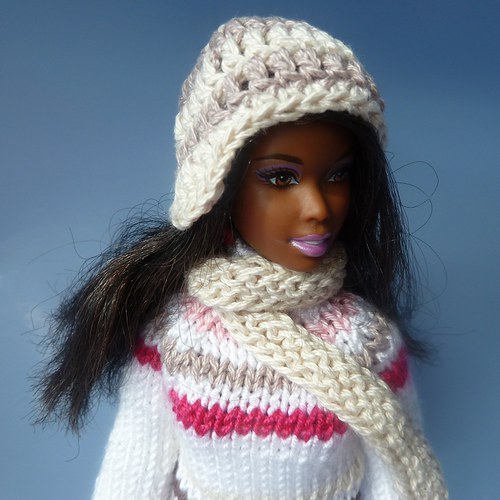 CREAM-BEIGE ušanka a šála pro Barbie — foto 2