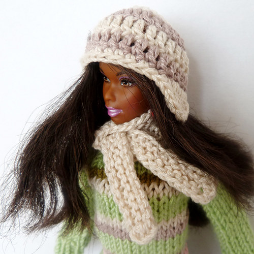 CREAM-BEIGE ušanka a šála pro Barbie — foto 3