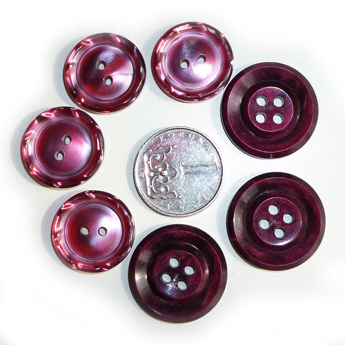 7 červených retro knoflíčků — foto 2