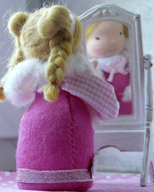 Blonďatá Karinka s pejskem — foto 3