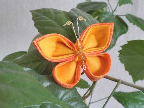 Oranžový kanzashi motýlek — foto 2